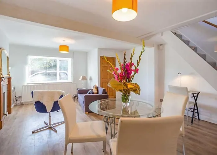 Relax With The Whole Family At The Cosy Cottage - Business Rates Available Please Enquire