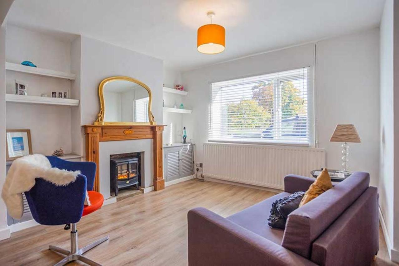 Relax With The Whole Family At The Cosy - Business Rates Available Please Enquire Holiday home Marlborough