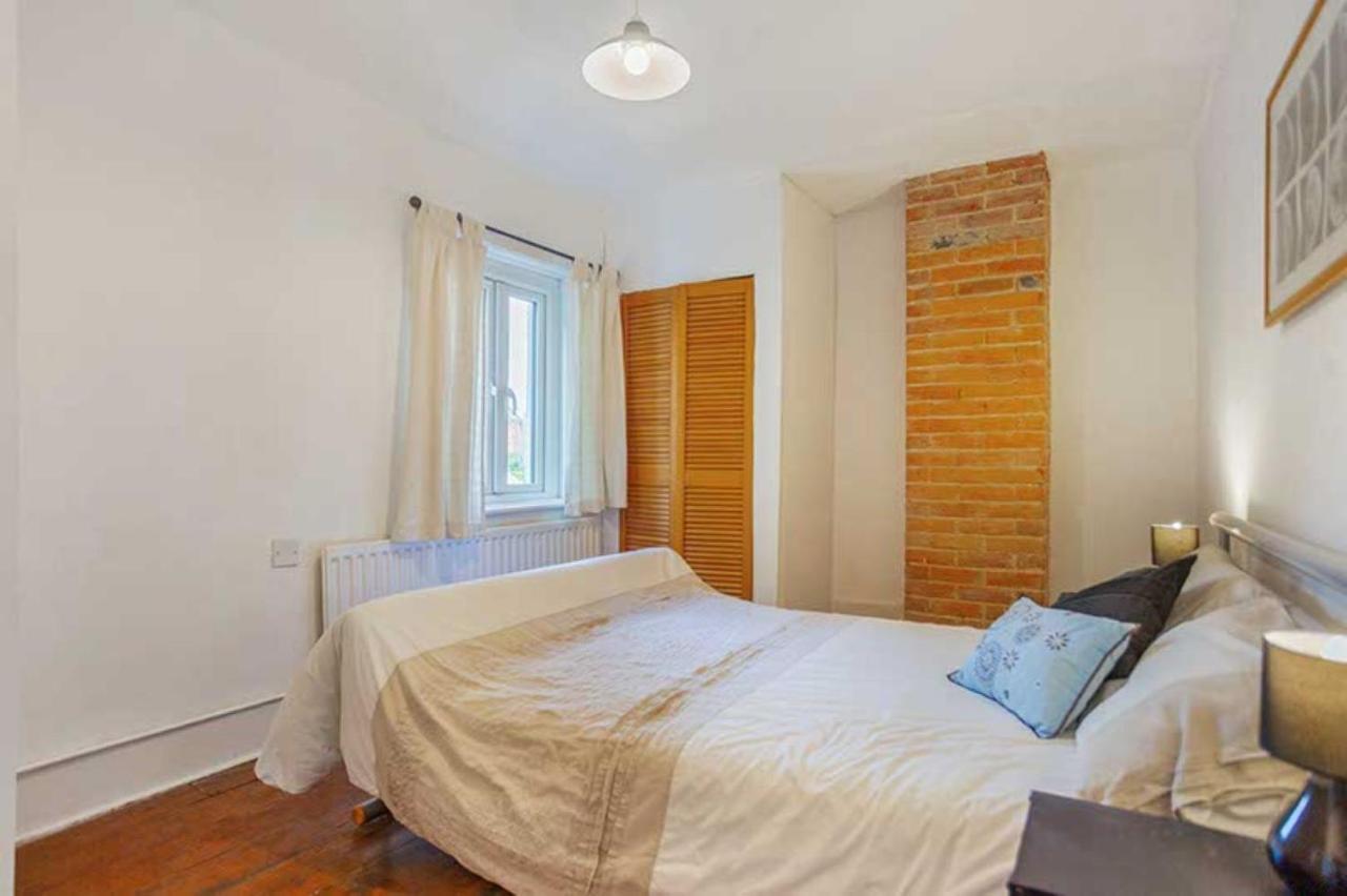 Relax With The Whole Family At The Cosy - Business Rates Available Please Enquire Marlborough