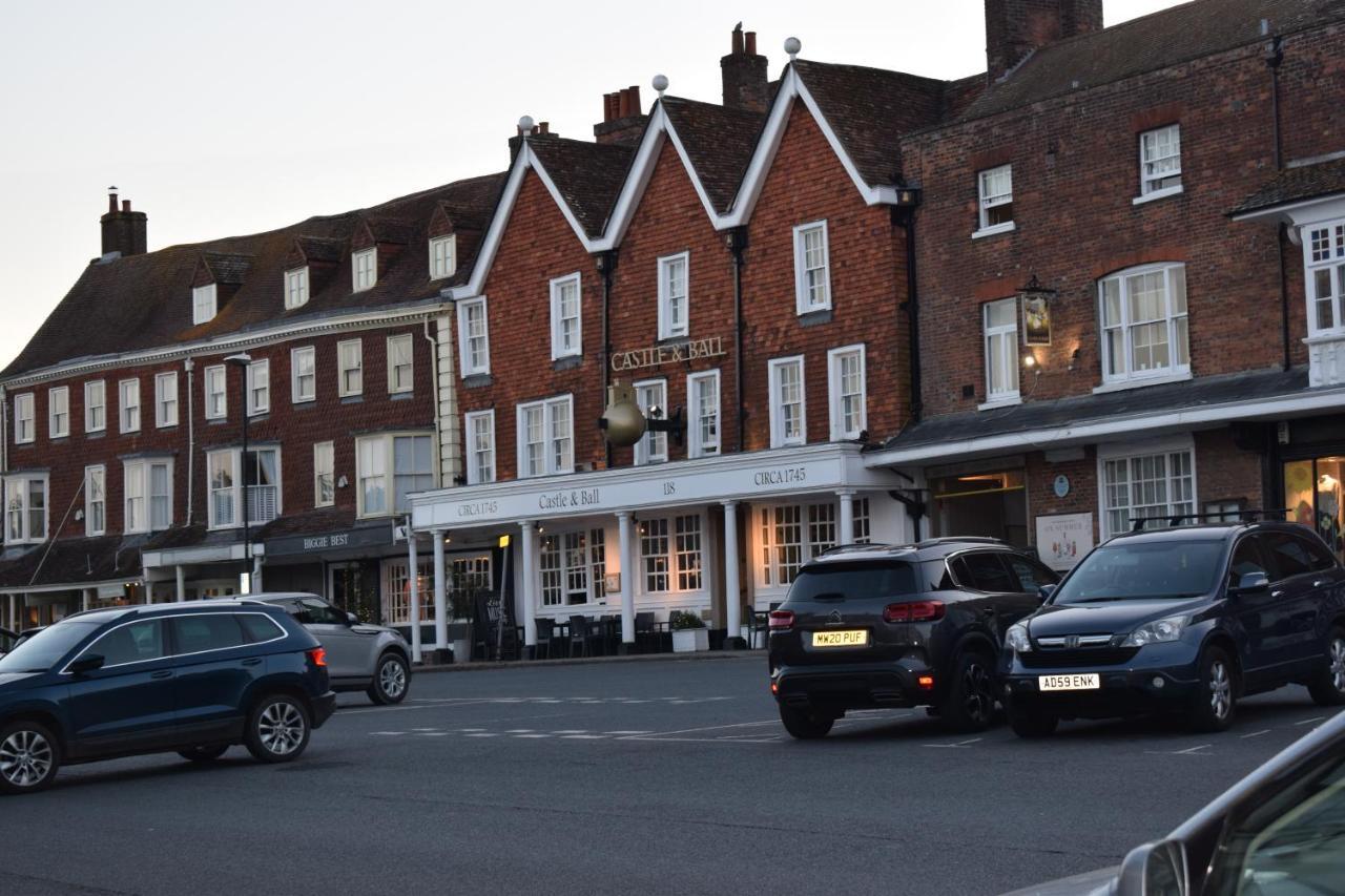 Relax With The Whole Family At The Cosy - Business Rates Available Please Enquire *